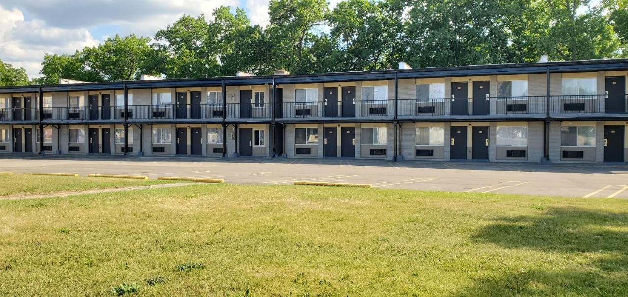Travelodge By Wyndham Livonia Canton Novi Detroit Area Extérieur photo