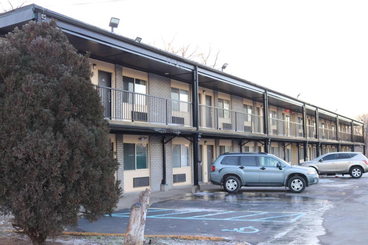 Travelodge By Wyndham Livonia Canton Novi Detroit Area Extérieur photo